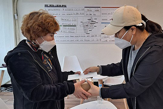 기념품을 전달받으시는 김미자 선생님