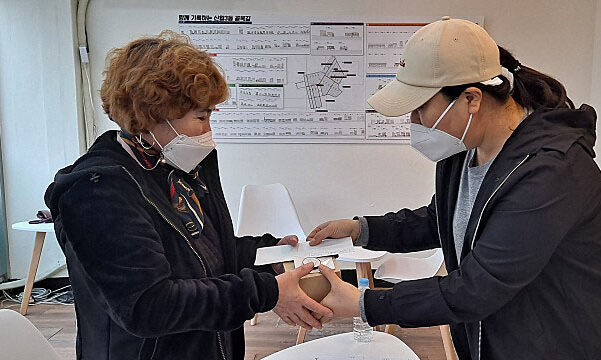 기념품을 전달받으시는 김미자 선생님