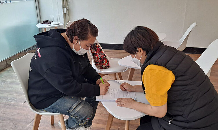 박은미 님(좌측) 인터뷰 장면