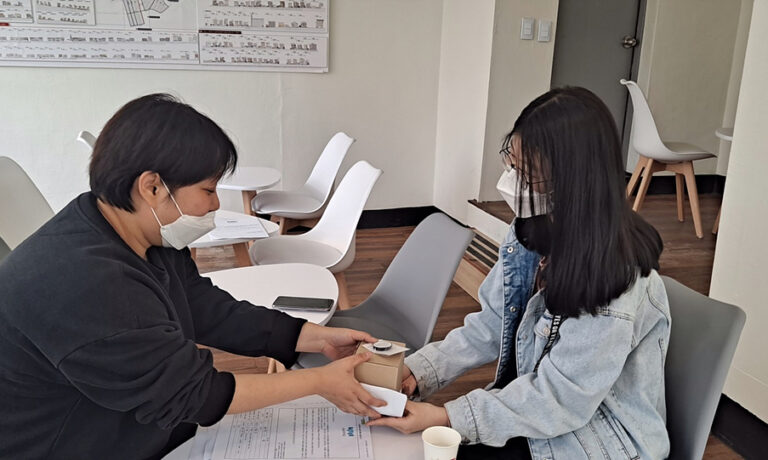 박하람 님(우측) 인터뷰 후 기념품 전달 장면