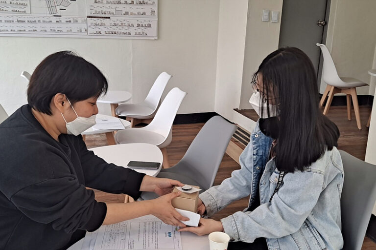 박하람 님(우측) 인터뷰 후 기념품 전달 장면