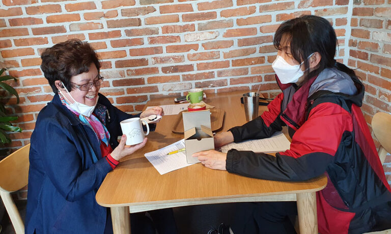 인터뷰 후 기념품 전달 장면