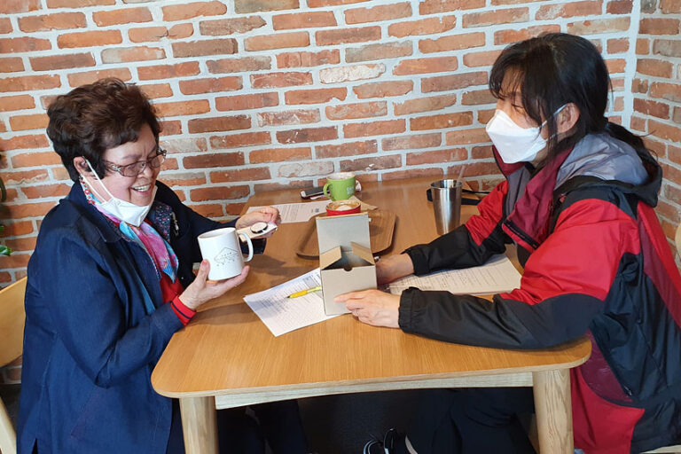 인터뷰 후 기념품 전달 장면