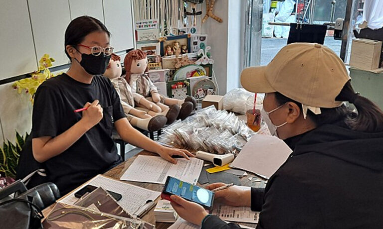 질문에 답하고 있는 안지민 님(좌측) 모습