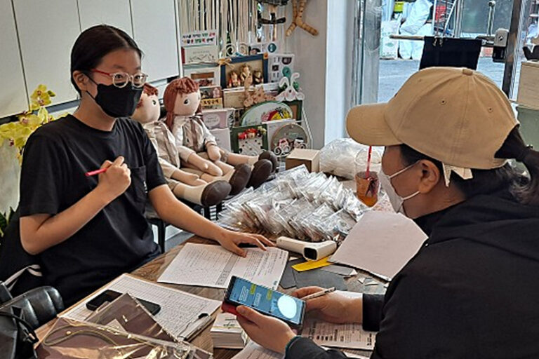 질문에 답하고 있는 안지민 님(좌측) 모습