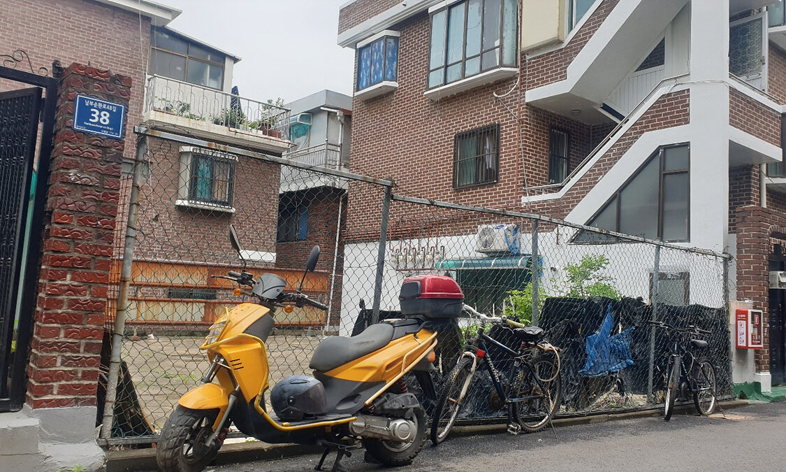 골목에 있는 공지의 모습