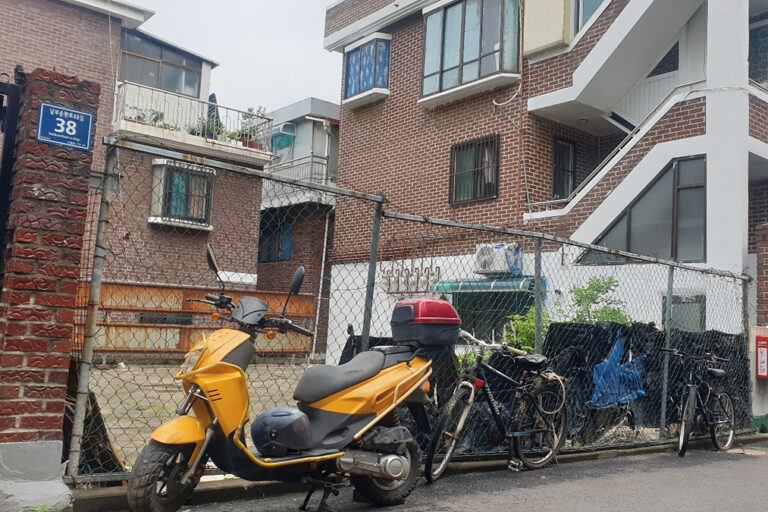 골목에 있는 공지의 모습