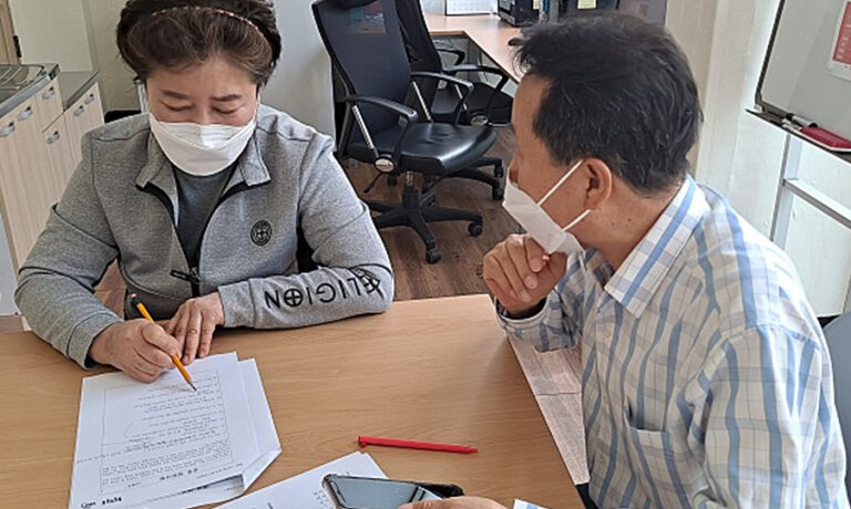 홍미희 선생님(좌측) 인터뷰 모습