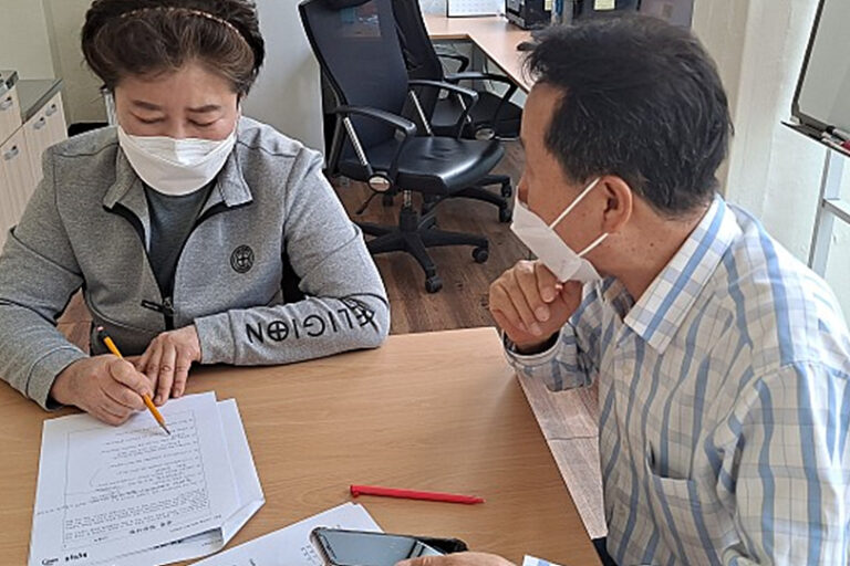 홍미희 선생님(좌측) 인터뷰 모습