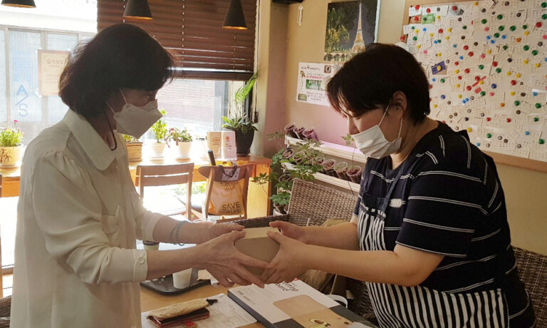 강향순 선생님(좌측) 인터뷰 후 기념품 전달 장면