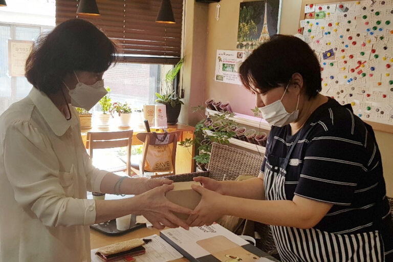 강향순 선생님(좌측) 인터뷰 후 기념품 전달 장면