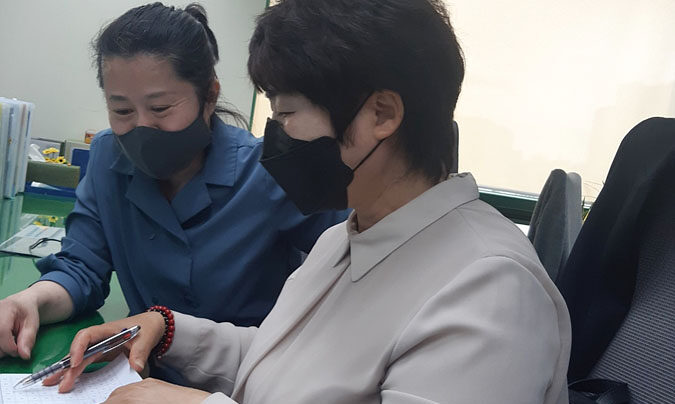 김재이 선생님(우측) 인터뷰 장면