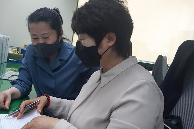 김재이 선생님(우측) 인터뷰 장면