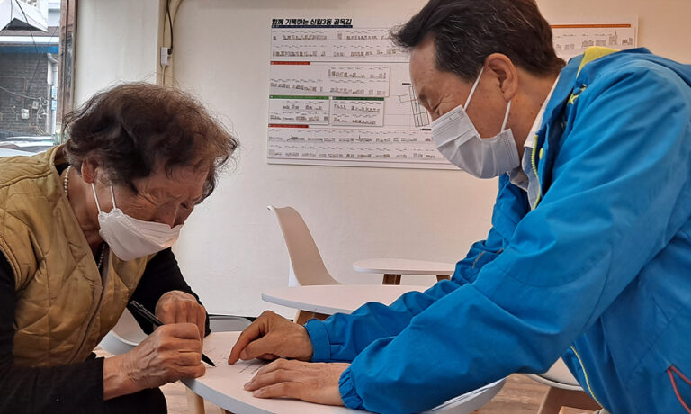 질문에 답하고 계시는 이문자 선생님