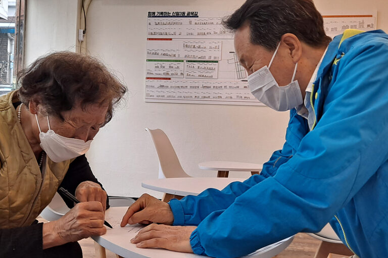 질문에 답하고 계시는 이문자 선생님