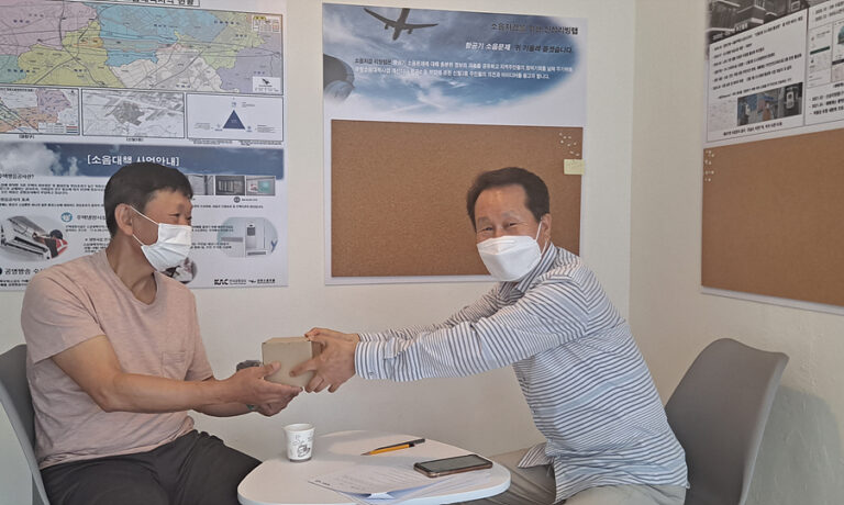 정규봉 선생님 면담 기념품 전달