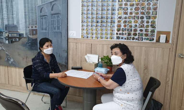 인터뷰 질문에 대답해주시는 박순임 선생님(우측)