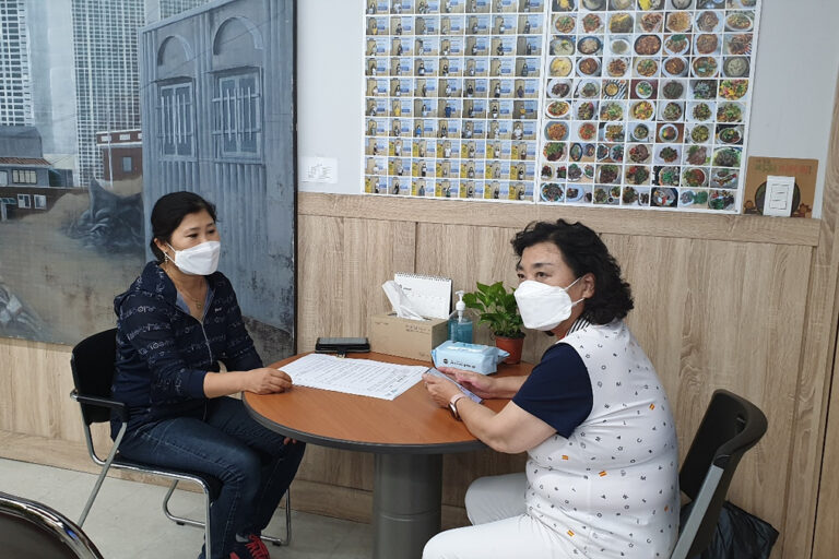 인터뷰 질문에 대답해주시는 박순임 선생님(우측)