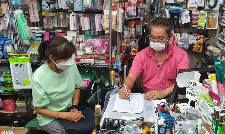 인터뷰 질문에 답을 해주고 계시는 김길주 선생님(우측)