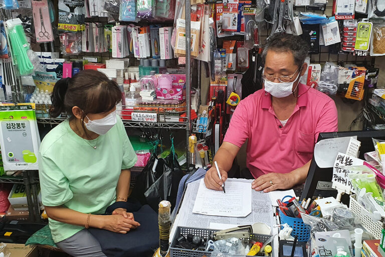 인터뷰 질문에 답을 해주고 계시는 김길주 선생님(우측)