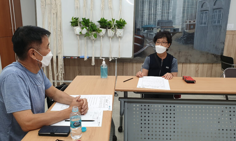 인터뷰 질문에 대답해주시는 강현순 선생님(우측)