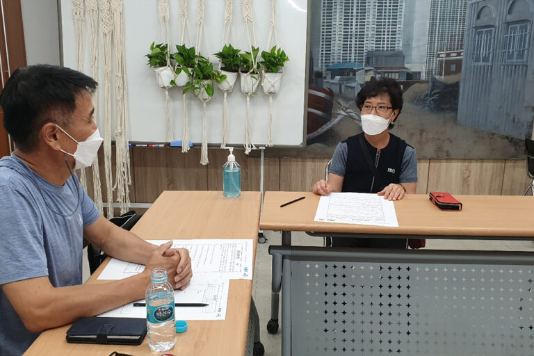 인터뷰 질문에 대답해주시는 강현순 선생님(우측)