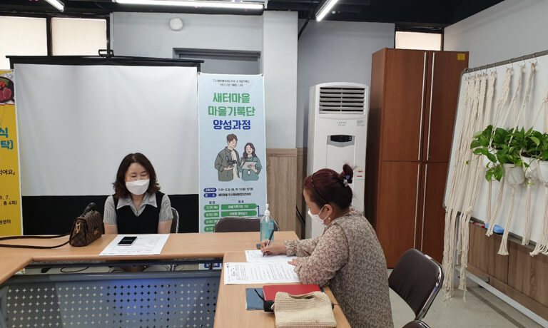 인터뷰 질문에 대답해주시는 권희자 선생님(좌측)