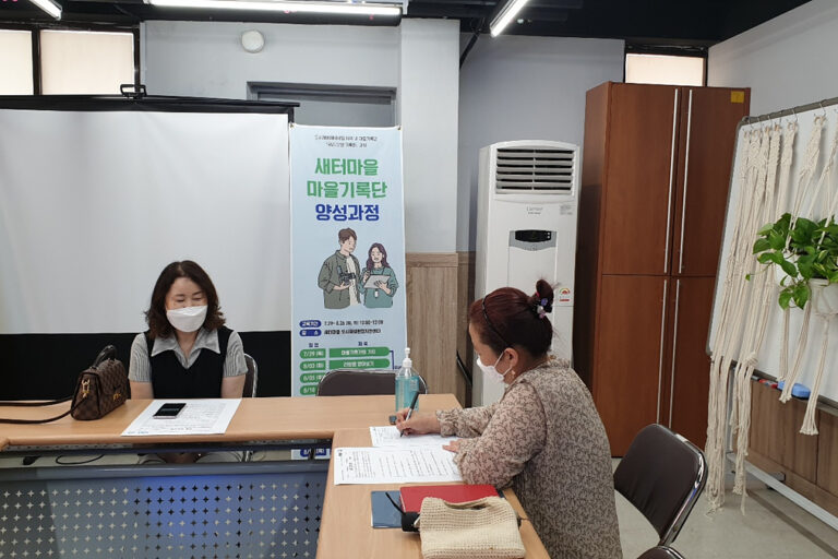 인터뷰 질문에 대답해주시는 권희자 선생님(좌측)