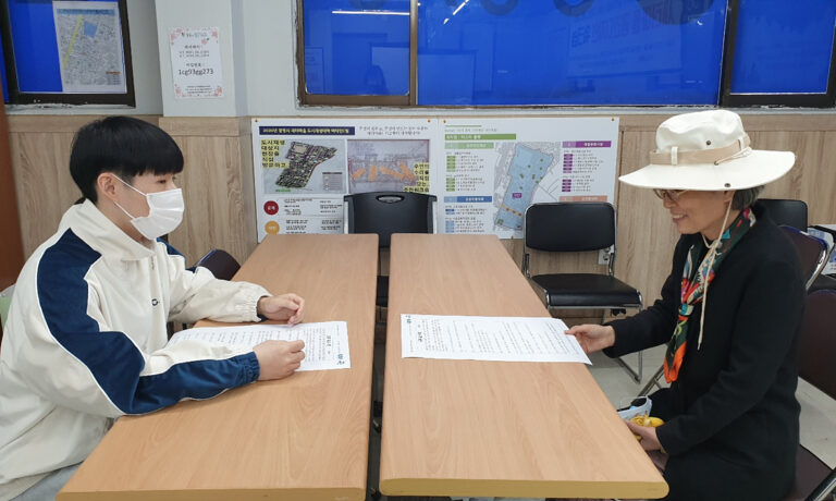 인터뷰 질문에 대답해주시는 권순미 선생님(우측)