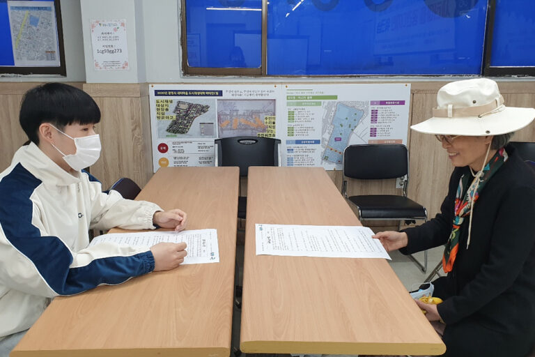 인터뷰 질문에 대답해주시는 권순미 선생님(우측)