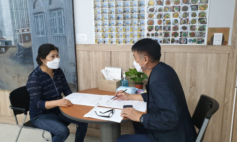 인터뷰 질문에 대답해주시는 김연옥 선생님(좌측)