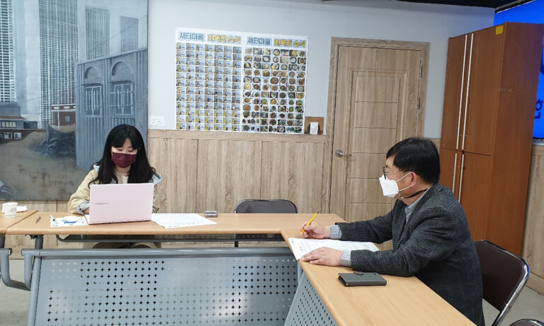 인터뷰 질문에 대답해주시는 김용선 선생님(우측)