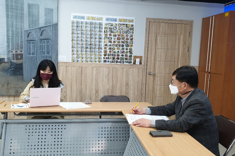 인터뷰 질문에 대답해주시는 김용선 선생님(우측)