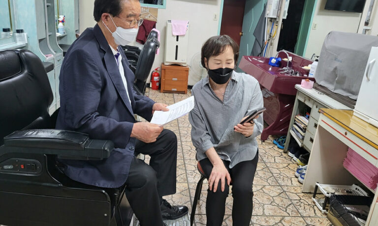 인터뷰 질문에 대답해주시는 김윤겸 선생님(좌측)