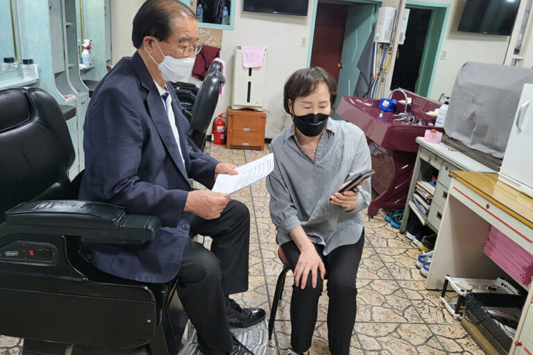 인터뷰 질문에 대답해주시는 김윤겸 선생님(좌측)