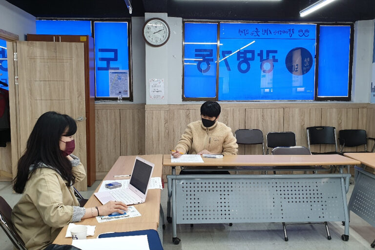 인터뷰 질문에 대답해주시는 김태현 선생님(우측)