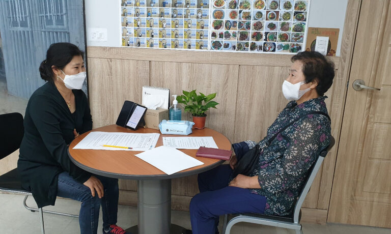 인터뷰 질문에 대답해주시는 이갑순 선생님(우측)