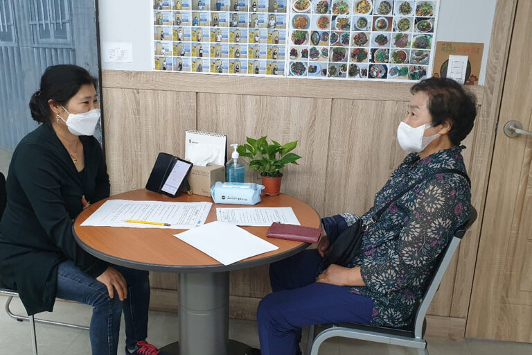 인터뷰 질문에 대답해주시는 이갑순 선생님(우측)