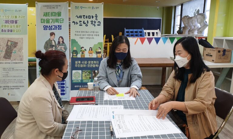 인터뷰 질문에 대답해주시는 이승남 선생님(가운데)