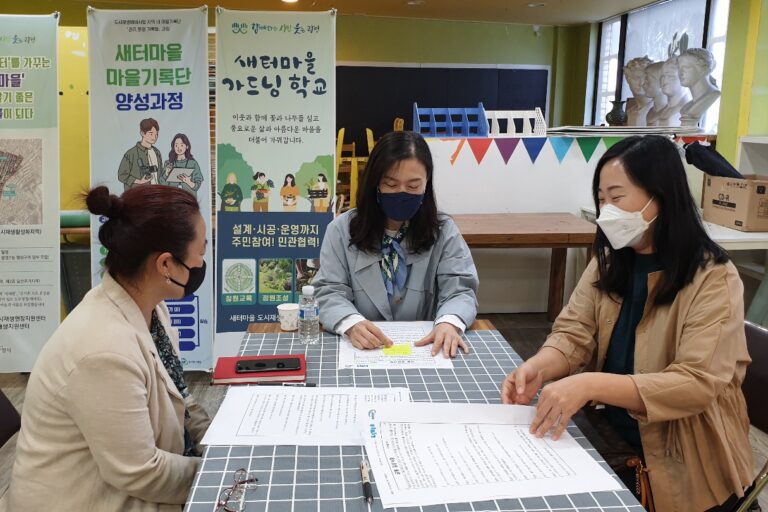 인터뷰 질문에 대답해주시는 이승남 선생님(가운데)
