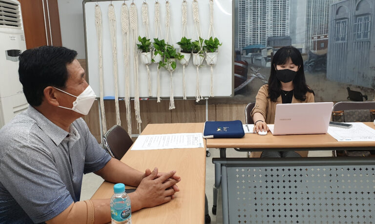 인터뷰 질문에 대답해주시는 정우 선생님(좌측)