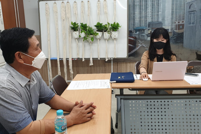 인터뷰 질문에 대답해주시는 정우 선생님(좌측)