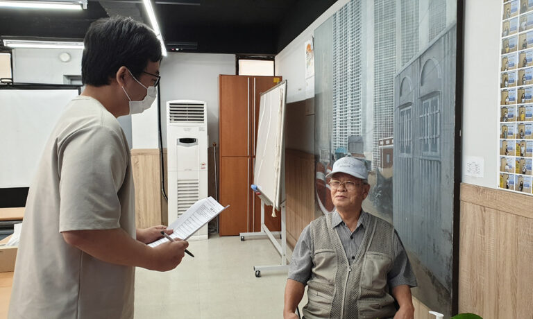 인터뷰 질문에 대답해주시는 천병성 선생님(우측)