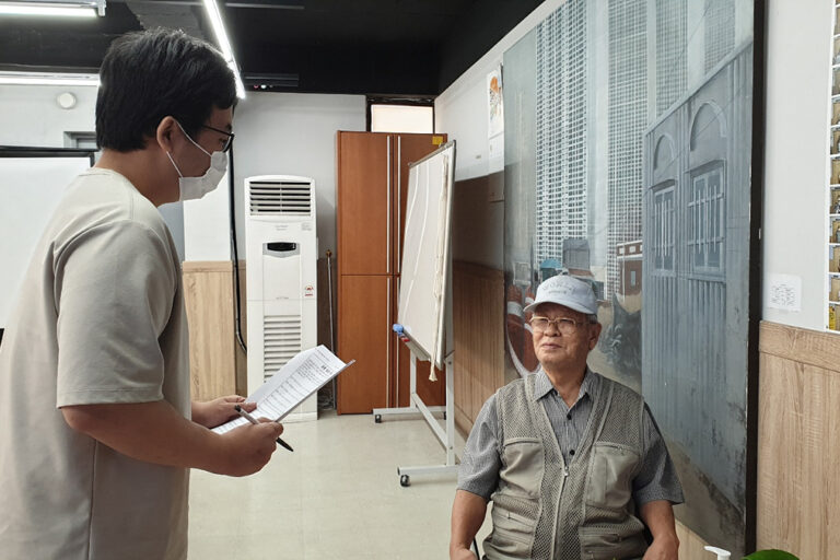 인터뷰 질문에 대답해주시는 천병성 선생님(우측)