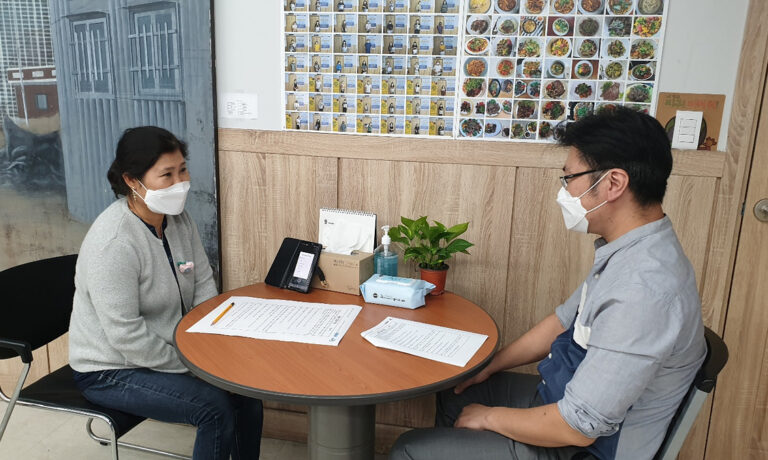 인터뷰 질문에 대답해주시는 허정훈 선생님(우측)