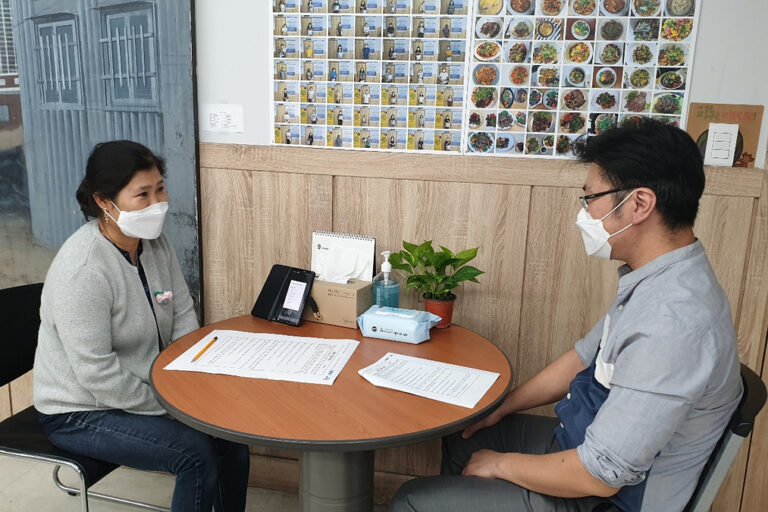 인터뷰 질문에 대답해주시는 허정훈 선생님(우측)